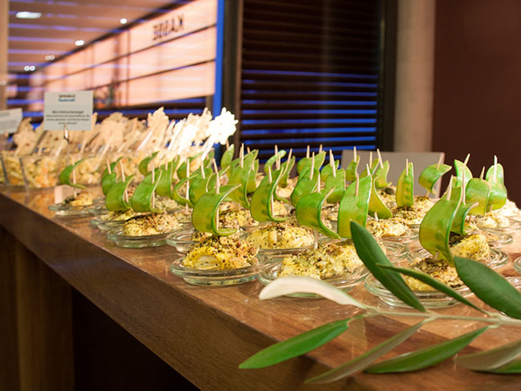 Fingerfoodbuffet mit mariniertem Hähnchen