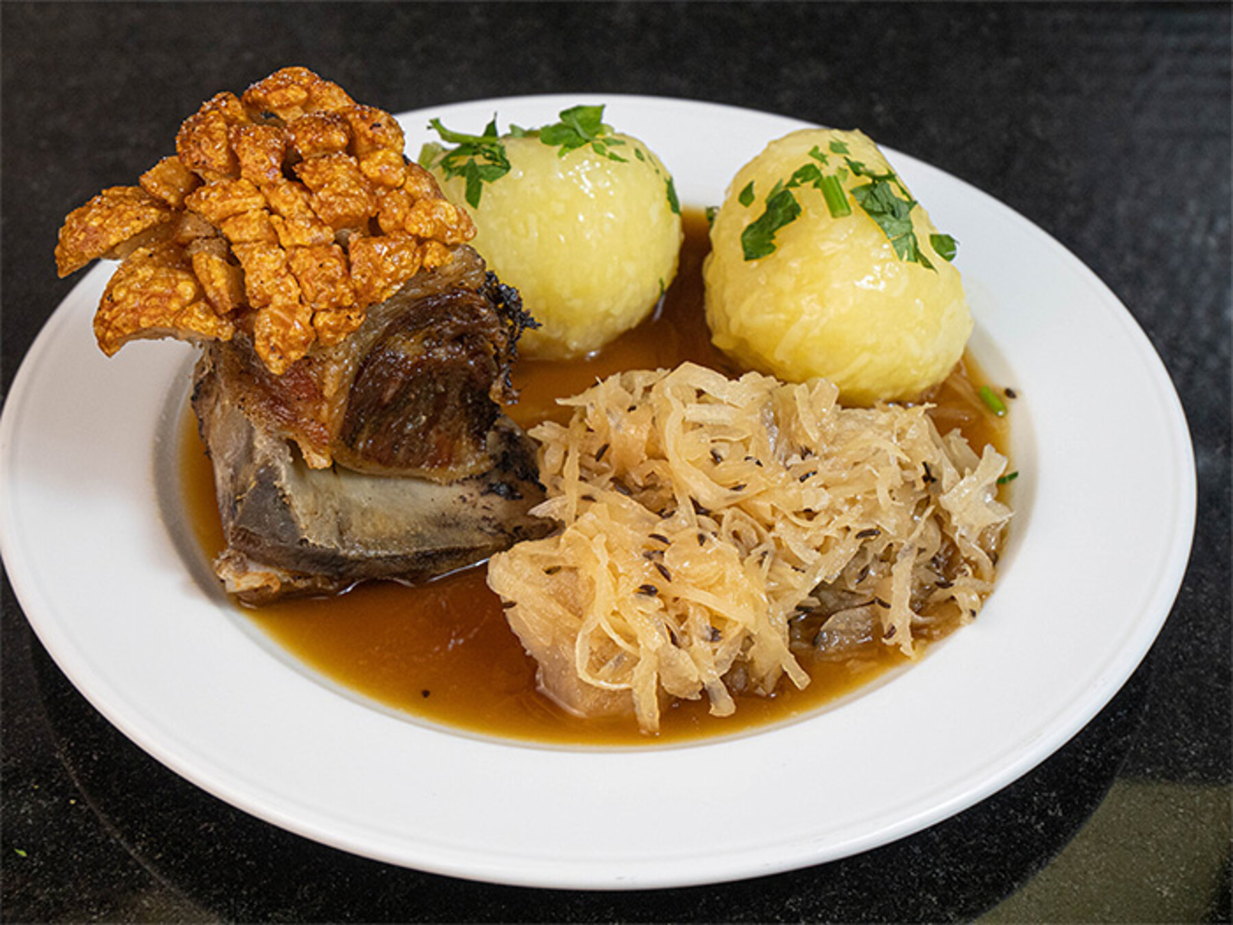 Mini- Schäuferle mit Kloß und Sauerkraut